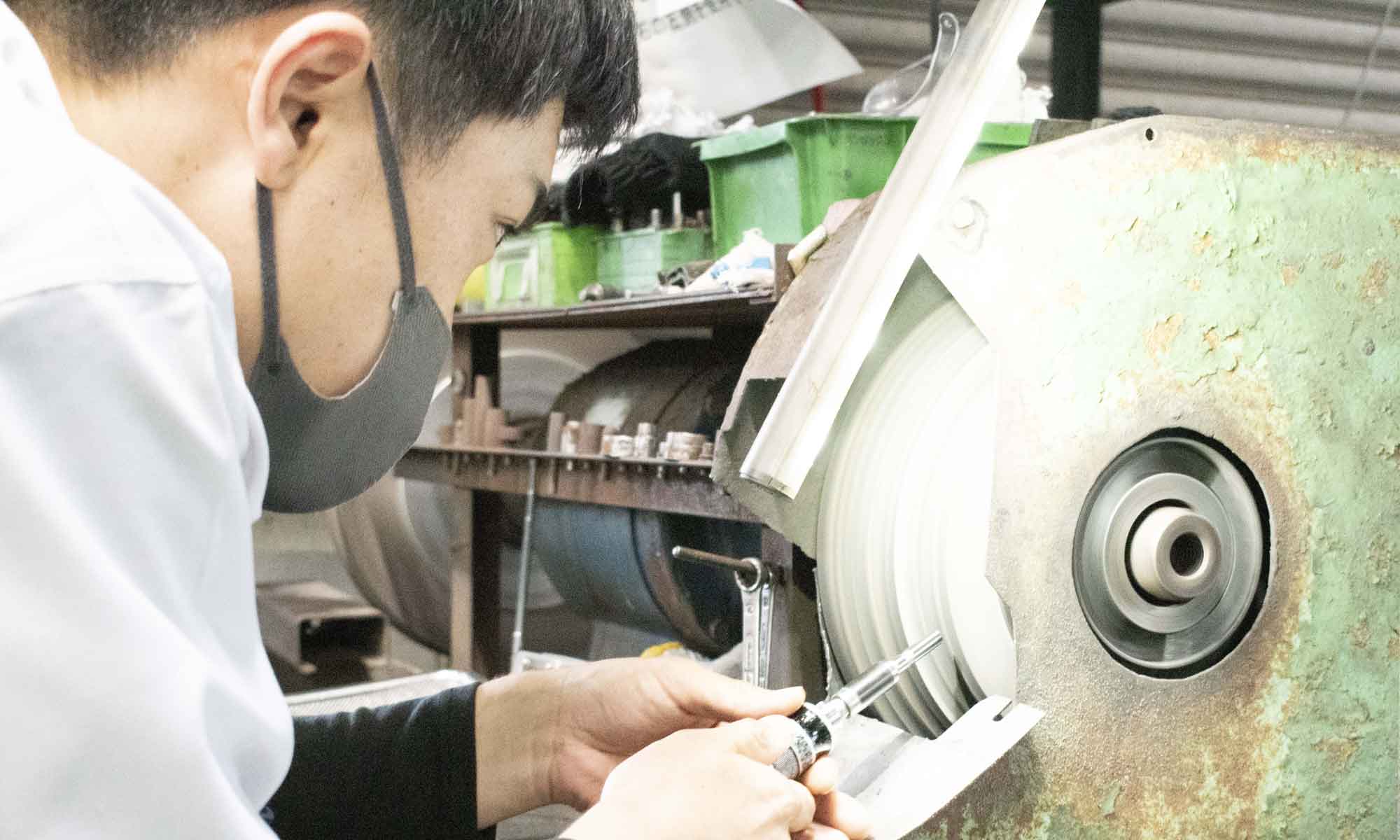 従業員が研磨をしている写真